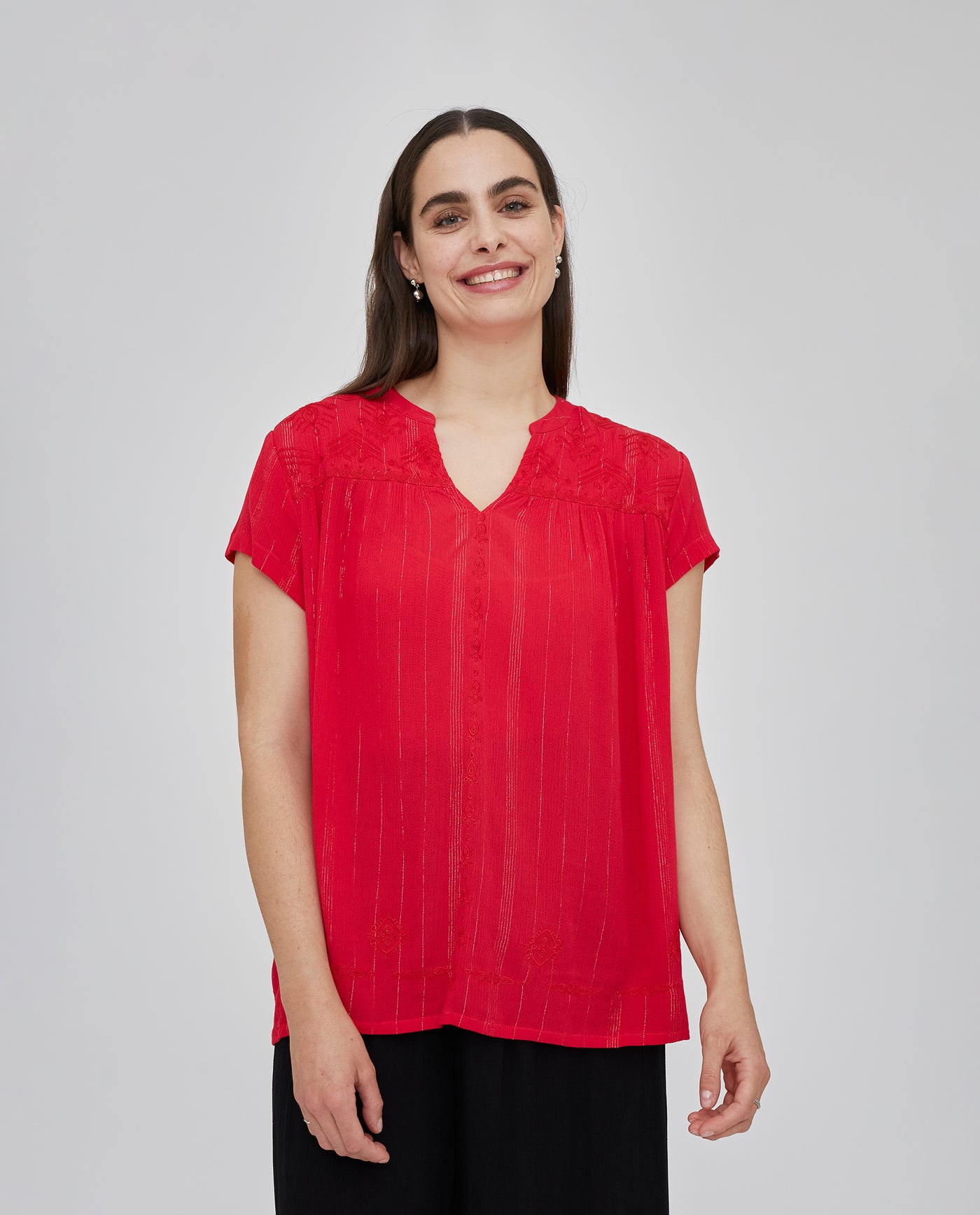 BLUSA HILO METALICO CON  CUELLO MAO Y BORDADOS EN CANESU ROJO