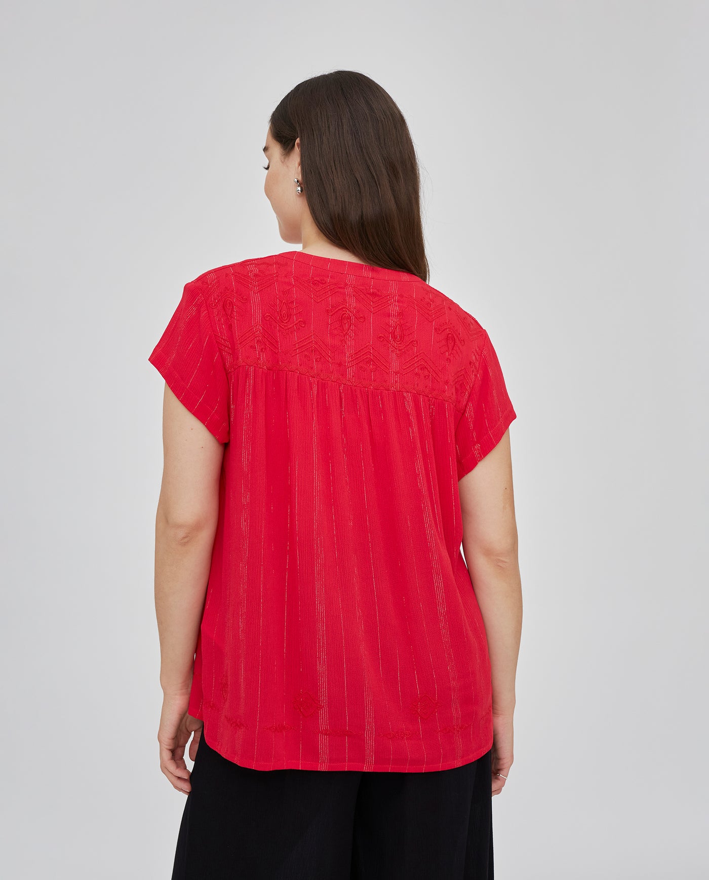 BLUSA HILO METALICO CON  CUELLO MAO Y BORDADOS EN CANESU ROJO