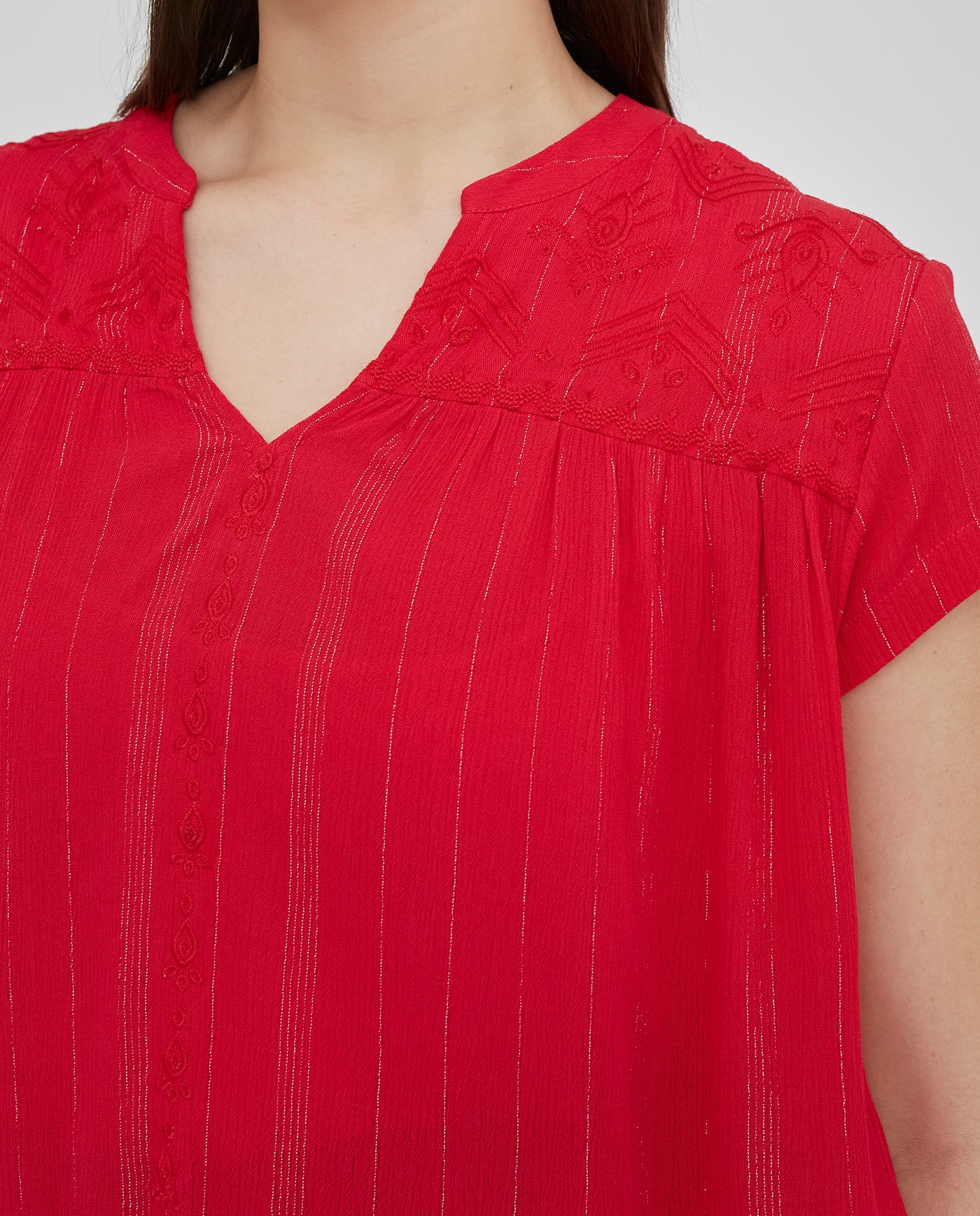 BLUSA HILO METALICO CON  CUELLO MAO Y BORDADOS EN CANESU ROJO
