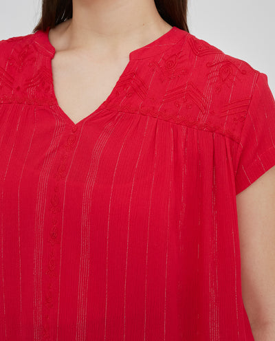 BLUSA HILO METALICO CON  CUELLO MAO Y BORDADOS EN CANESU ROJO