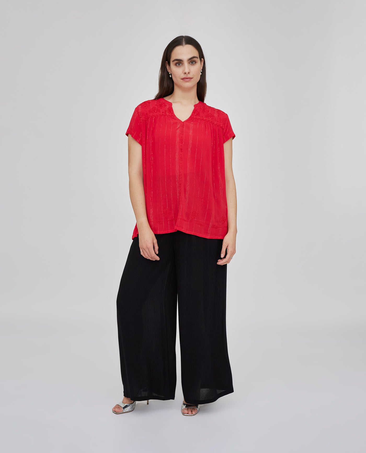 BLUSA HILO METALICO CON  CUELLO MAO Y BORDADOS EN CANESU ROJO