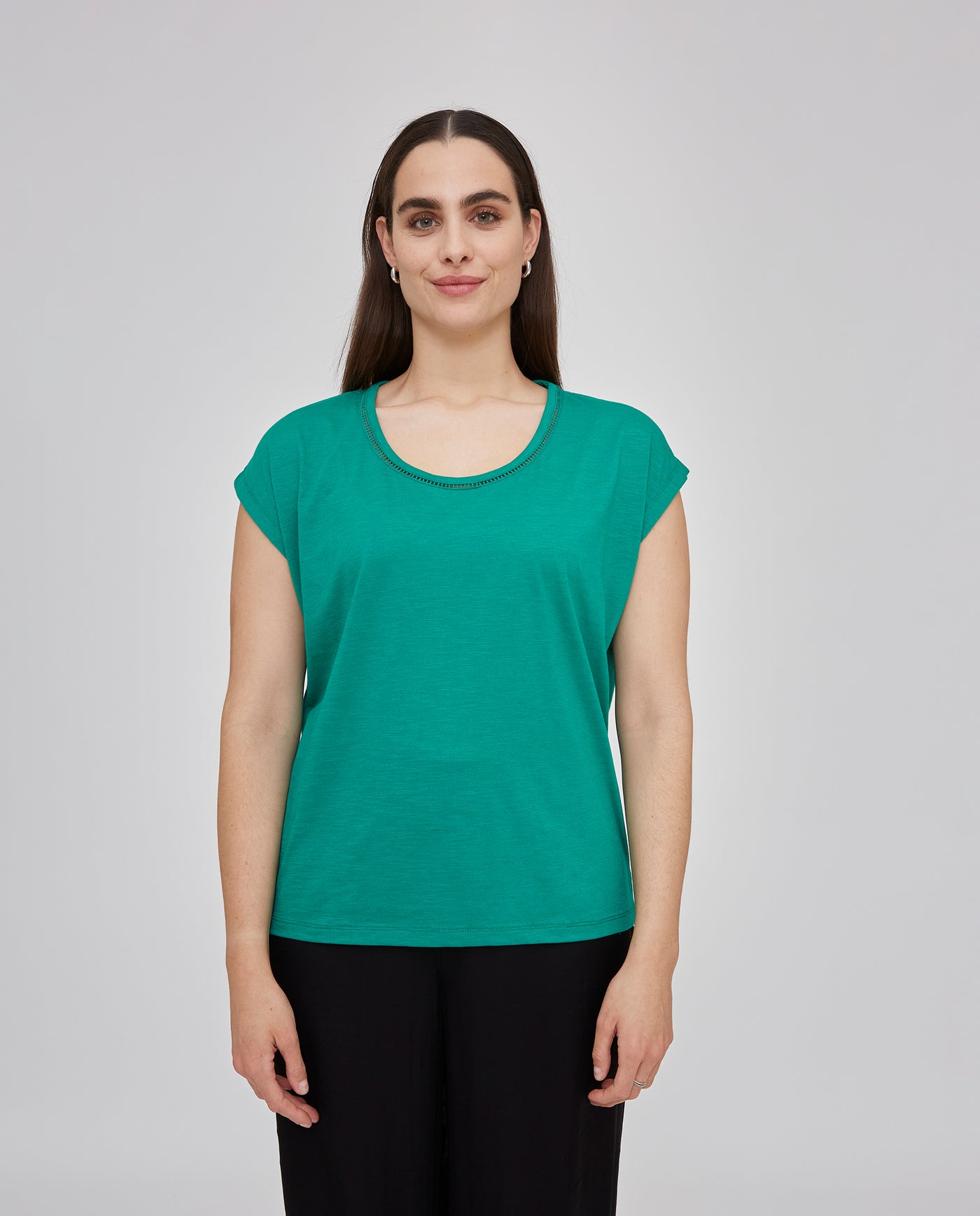 CAMISETA CUELLO REDONDO Y MANGA CAIDA VERDE