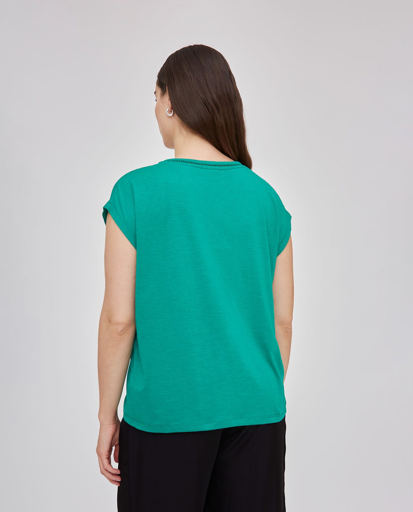 CAMISETA CUELLO REDONDO Y MANGA CAIDA VERDE