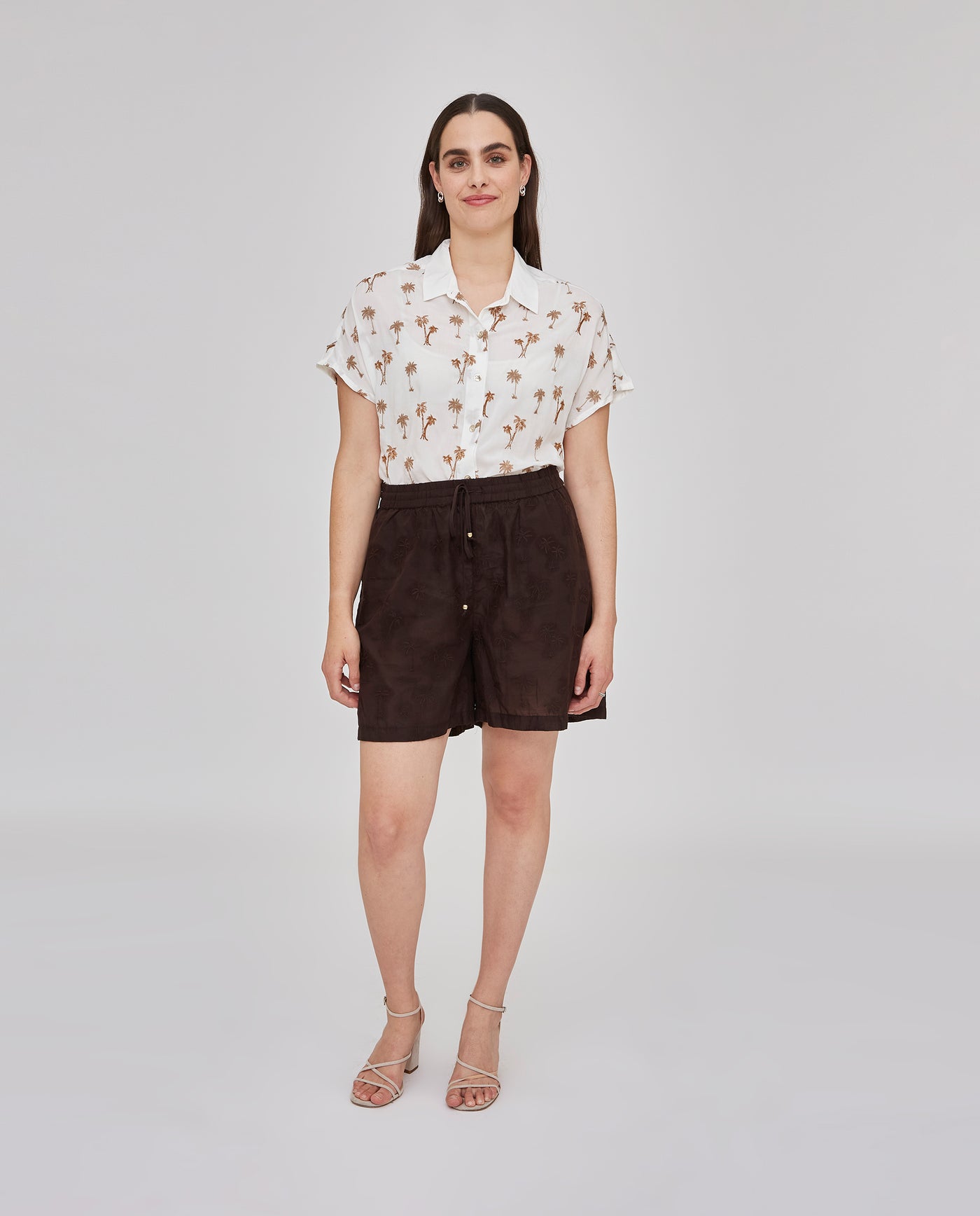 PANTALÓN CORTO CON BORDADOS CHOCOLATE