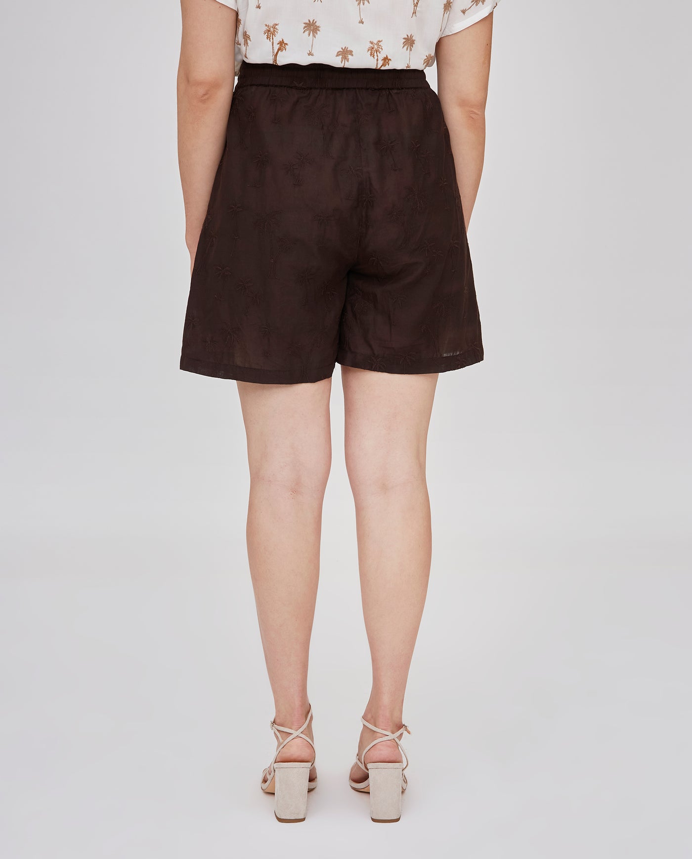 PANTALÓN CORTO CON BORDADOS CHOCOLATE