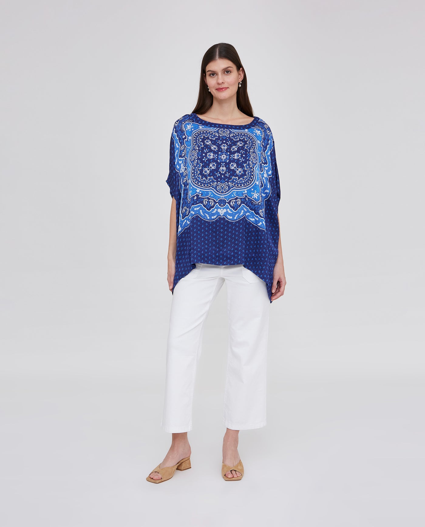 PONCHO ESTAMPADO CUELLO REDONDO Y MANGA CAIDA AZUL MARINO