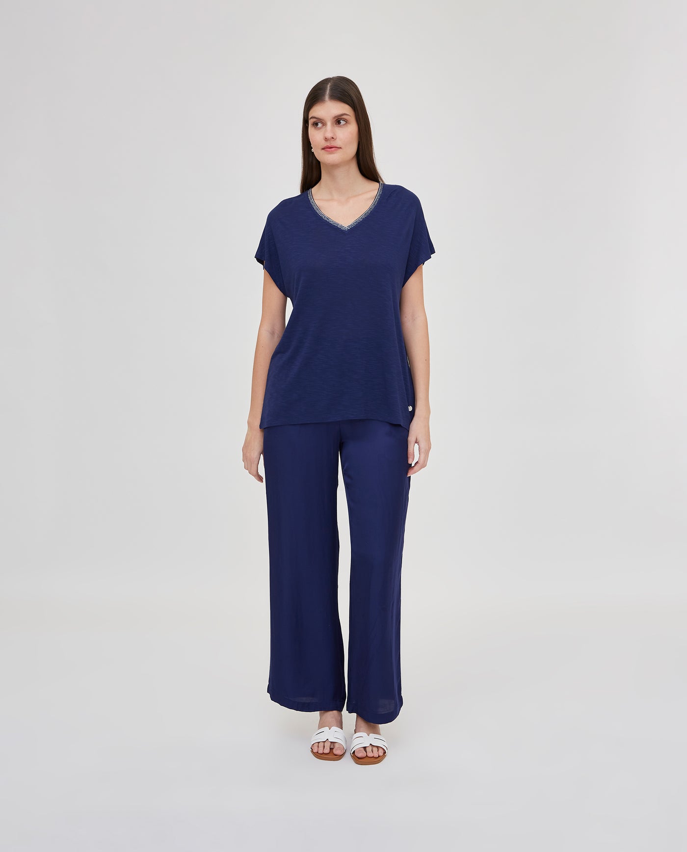 CAMISETA CON ESCOTE DE PICO Y MANGA CORTA CAIDA AZUL MARINO
