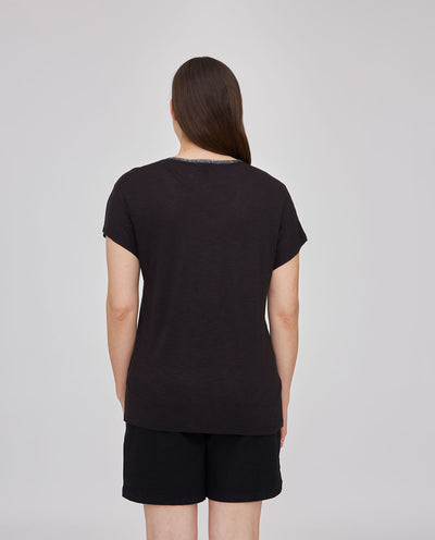 CAMISETA CON ESCOTE DE PICO Y MANGA CORTA CAIDA NEGRO