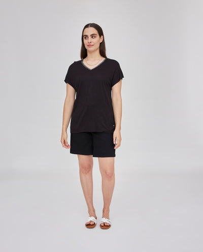 CAMISETA CON ESCOTE DE PICO Y MANGA CORTA CAIDA NEGRO