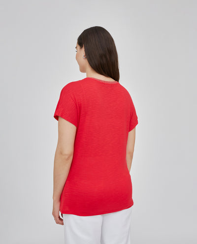 CAMISETA CON ESCOTE DE PICO Y MANGA CORTA CAIDA ROJO