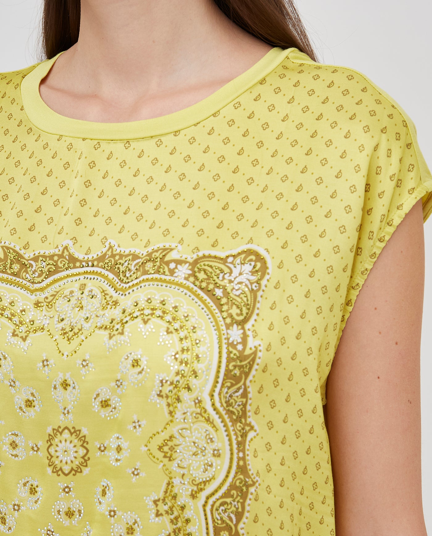 CAMISETA BIMATERIA ESTAMPADO CON STRASS AMARILLO