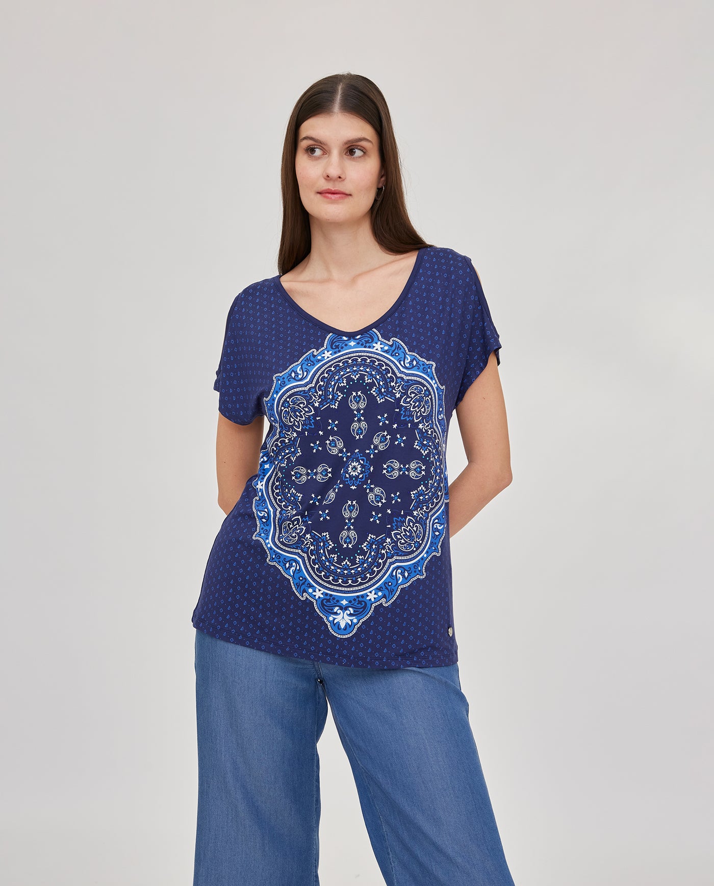CAMISETA ESCOTE PICO ESTAMPADO  POSICIONAL  AZUL OSCURO