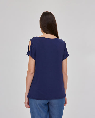 CAMISETA ESCOTE PICO ESTAMPADO  POSICIONAL  AZUL OSCURO