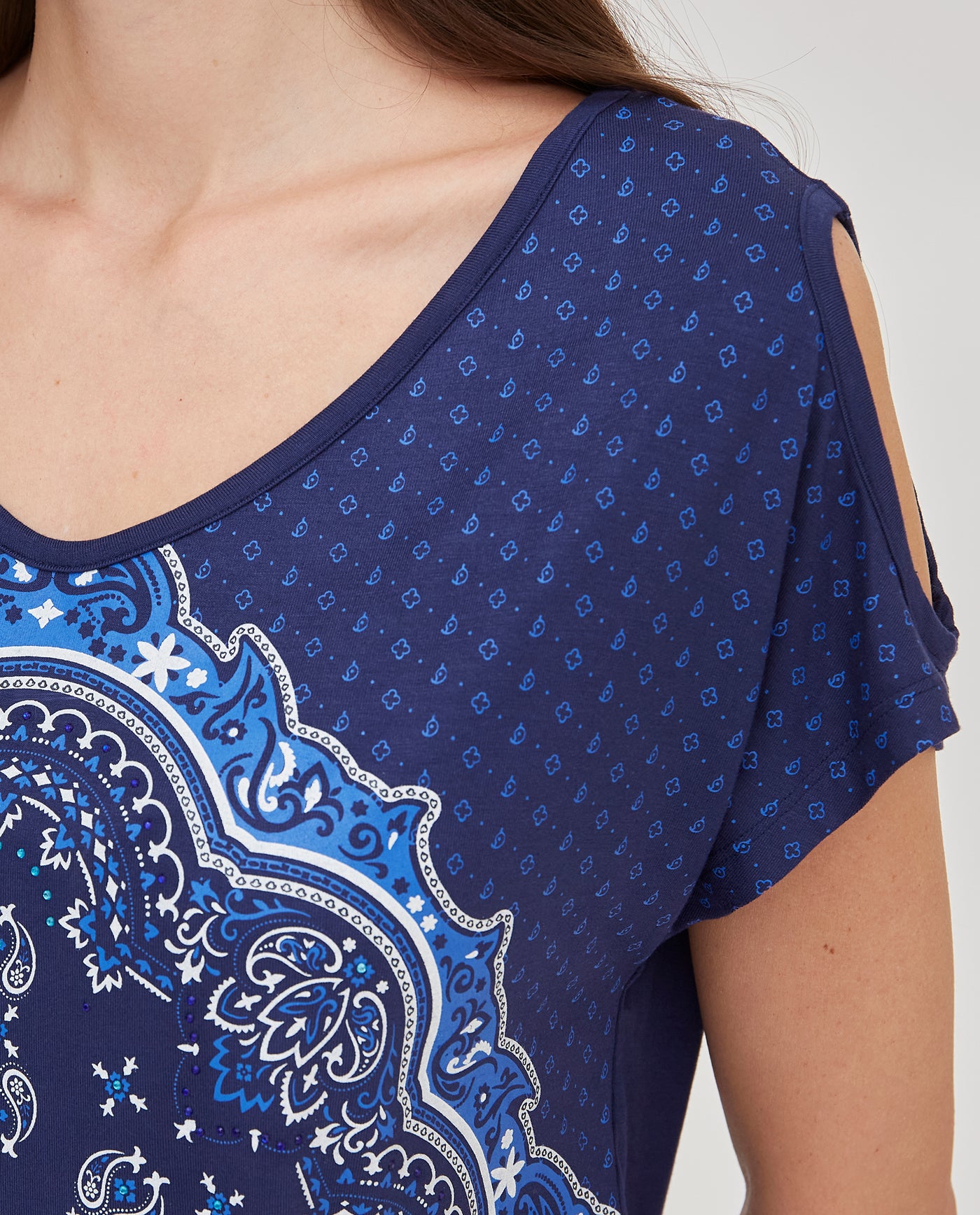CAMISETA ESCOTE PICO ESTAMPADO  POSICIONAL  AZUL OSCURO