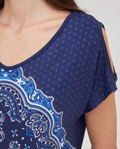 CAMISETA ESCOTE PICO ESTAMPADO  POSICIONAL  AZUL OSCURO