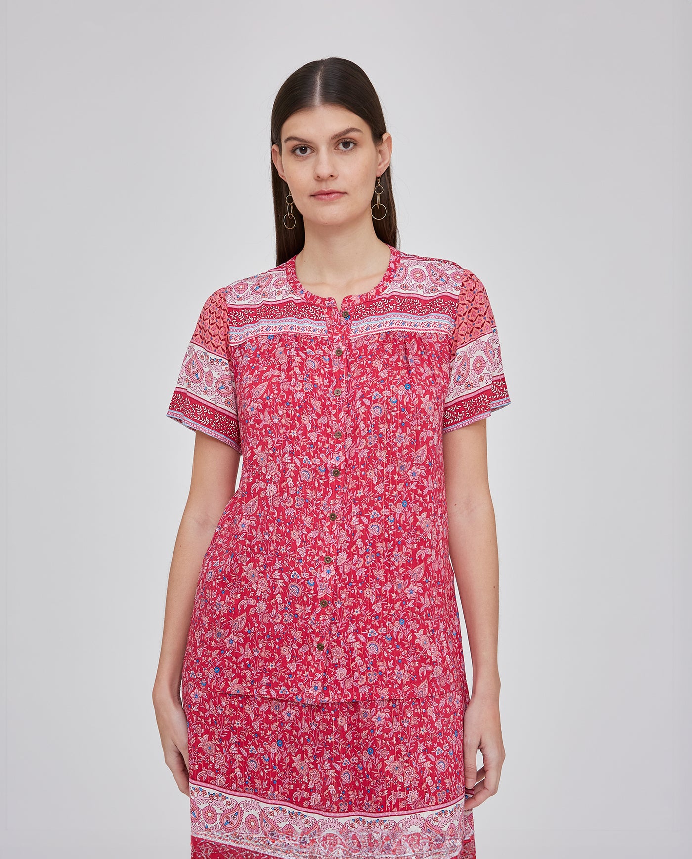 BLUSA ESTAMPADO POSICIONAL CON CUELLO MAO Y MANGA CORTA  ROSA