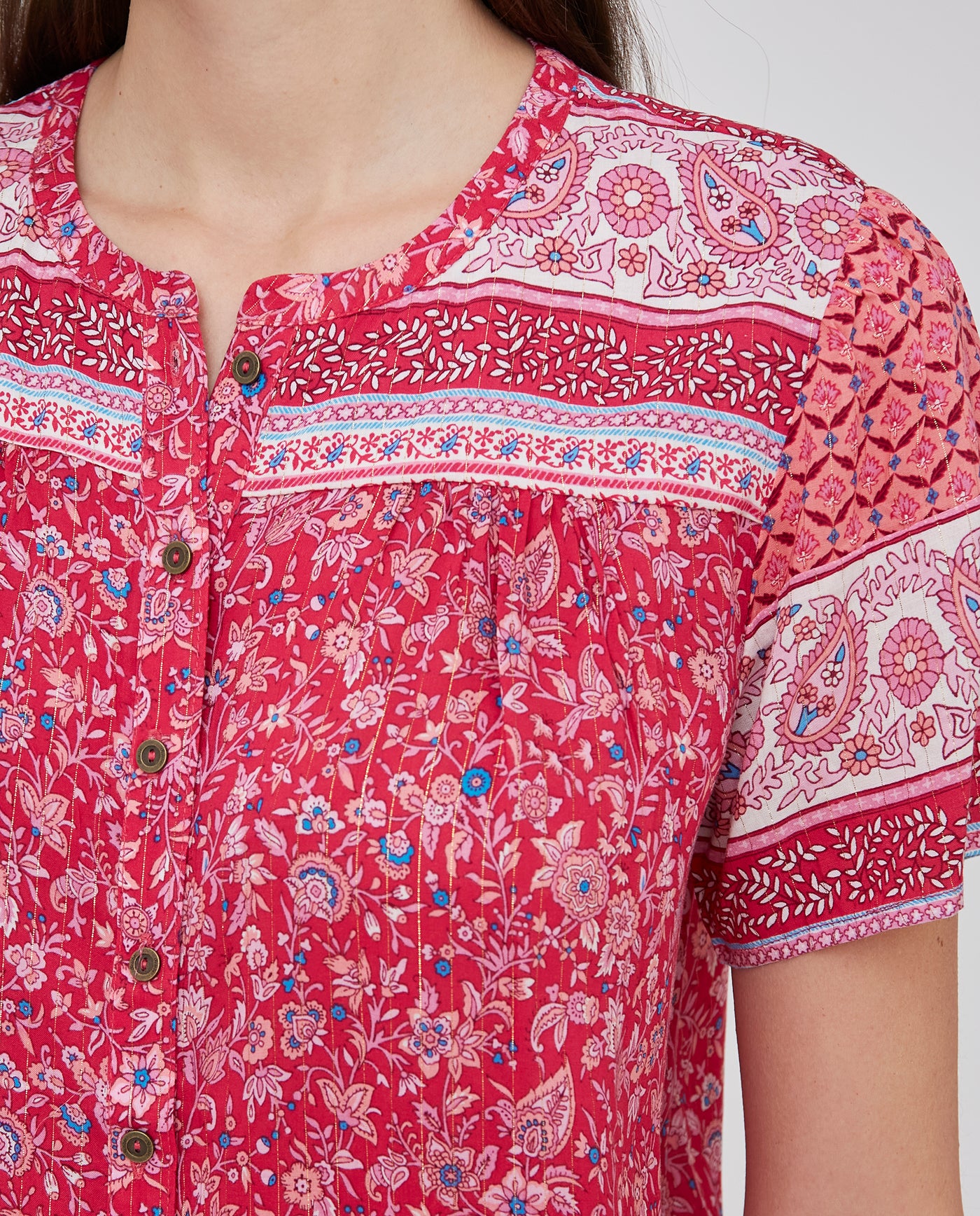 BLUSA ESTAMPADO POSICIONAL CON CUELLO MAO Y MANGA CORTA  ROSA