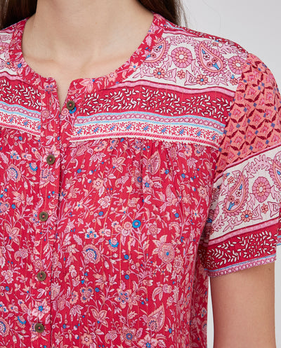 BLUSA ESTAMPADO POSICIONAL CON CUELLO MAO Y MANGA CORTA  ROSA