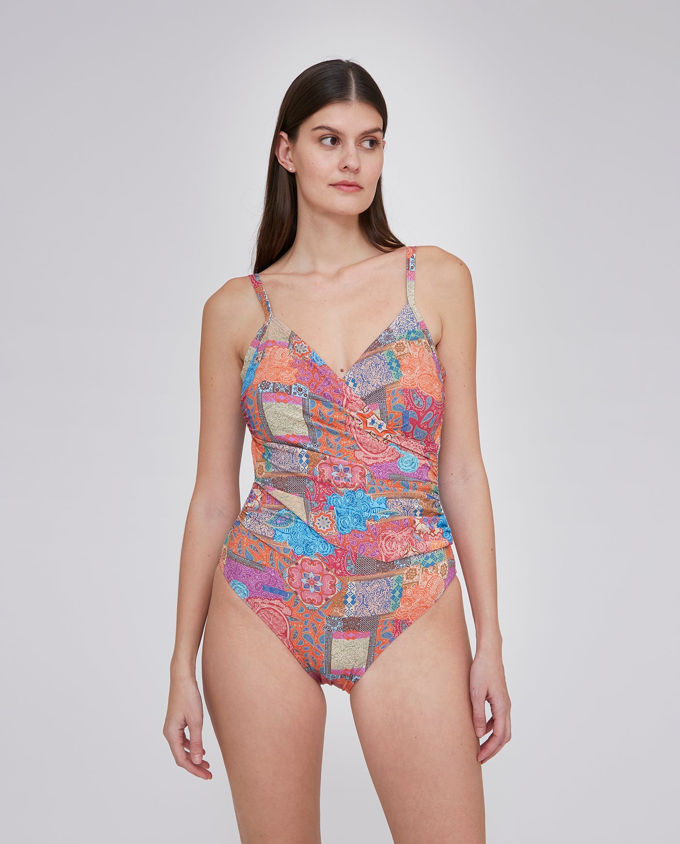 BAÑADOR ESTAMPADO CON ESCOTE PICO Y COPA MAGENTA