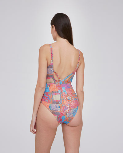 BAÑADOR ESTAMPADO CON ESCOTE PICO Y COPA MAGENTA