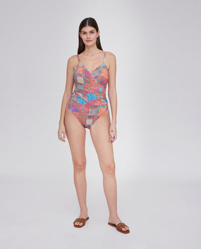 BAÑADOR ESTAMPADO CON ESCOTE PICO Y COPA MAGENTA