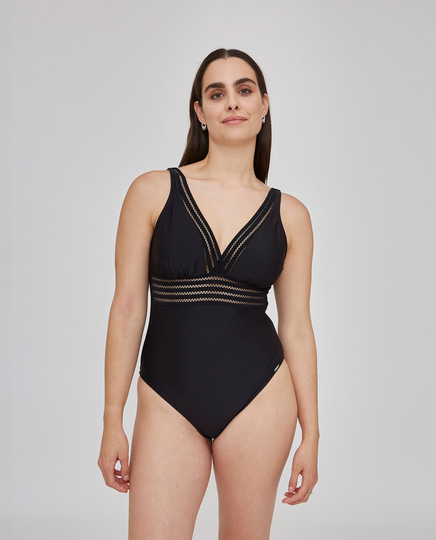 BAÑADOR ESCOTE PICO CON COPA EXTRAÍBLE Y CINTA CALADA NEGRO