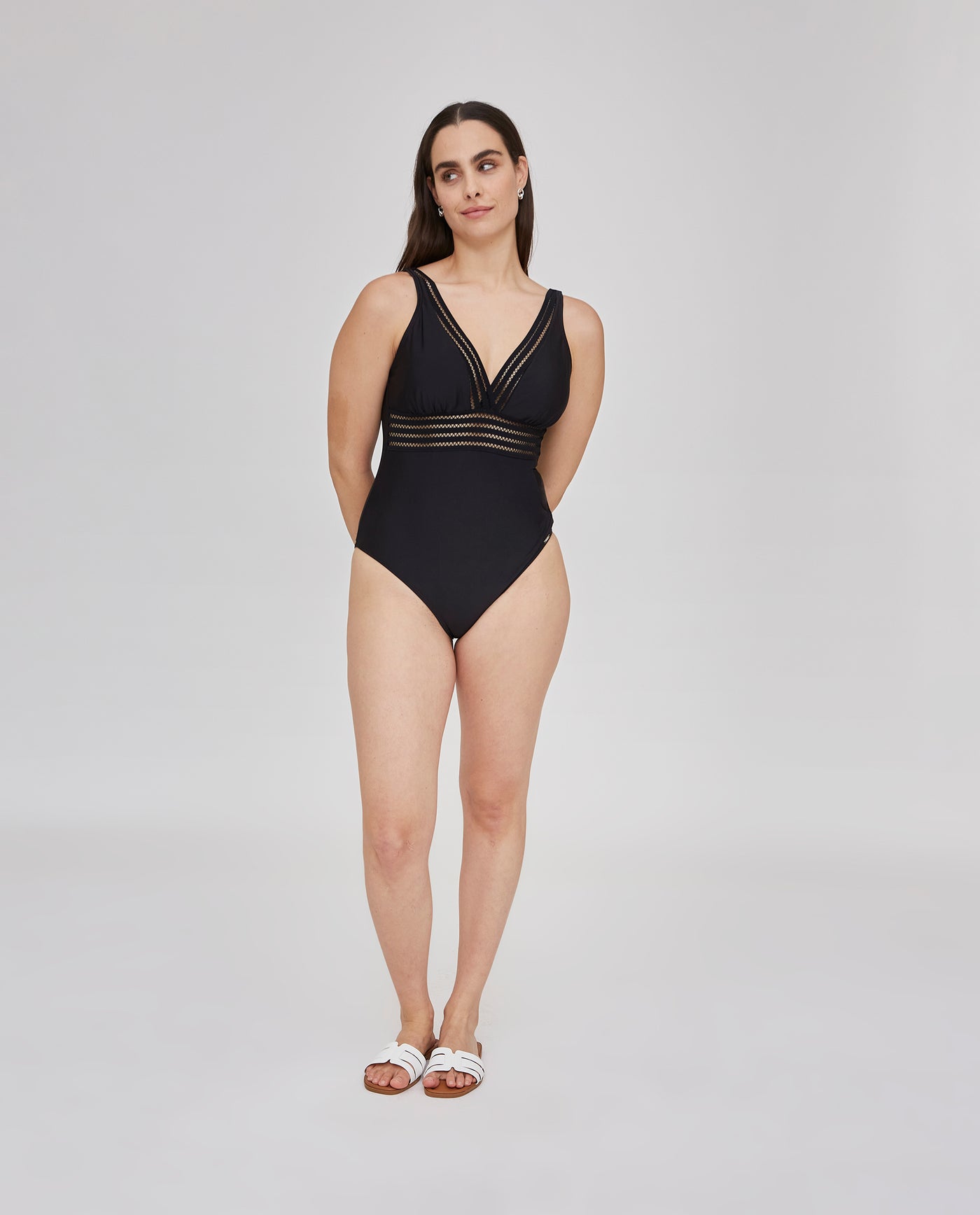 BAÑADOR ESCOTE PICO CON COPA EXTRAÍBLE Y CINTA CALADA NEGRO