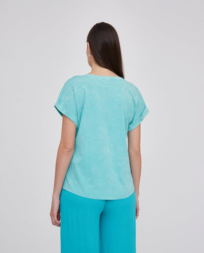 CAMISETA ESCOTE PICO CON PRINT POSICIONAL VERDE