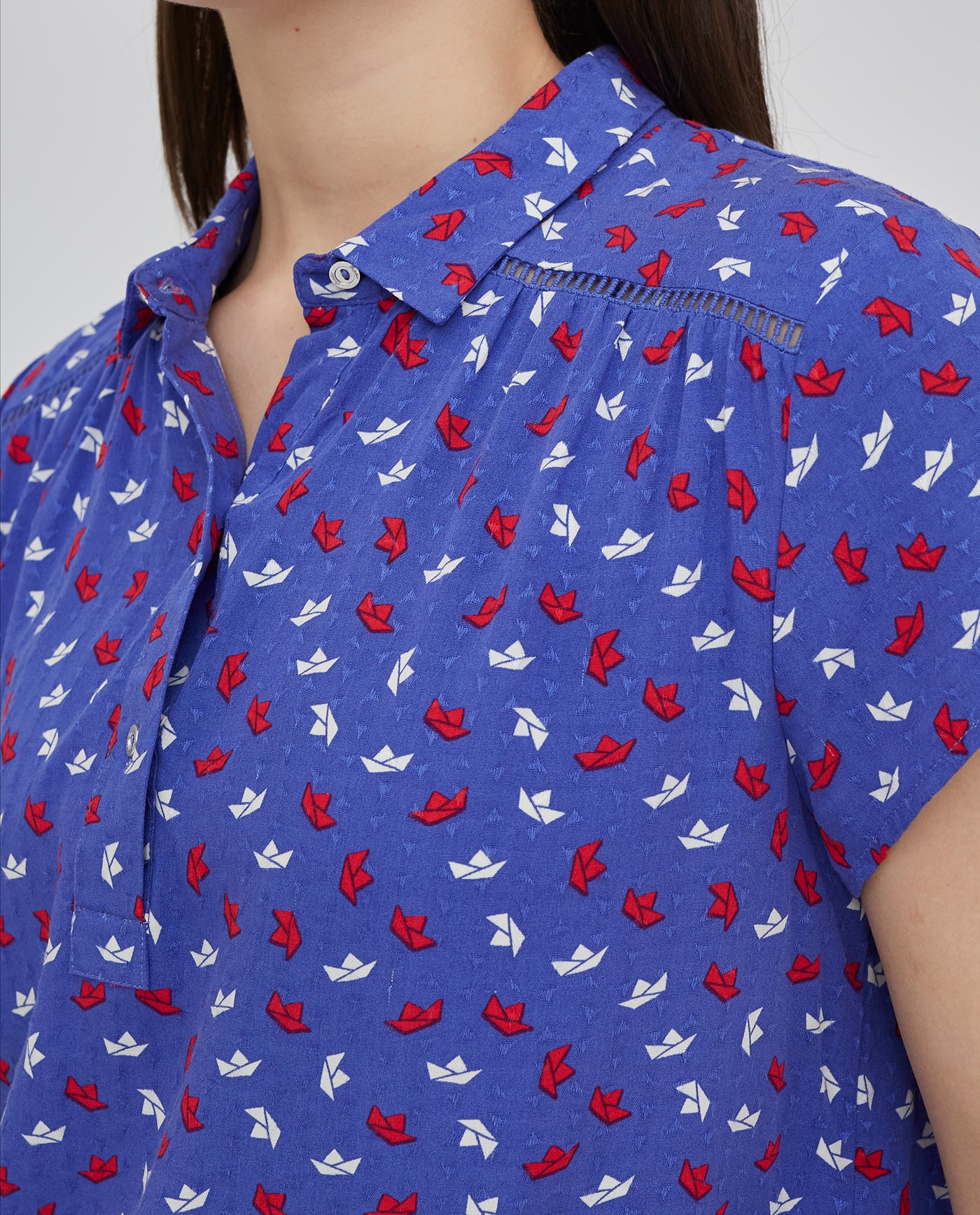BLUSA CUELLO MAO CON MANGA CORTA AZUL MARINO
