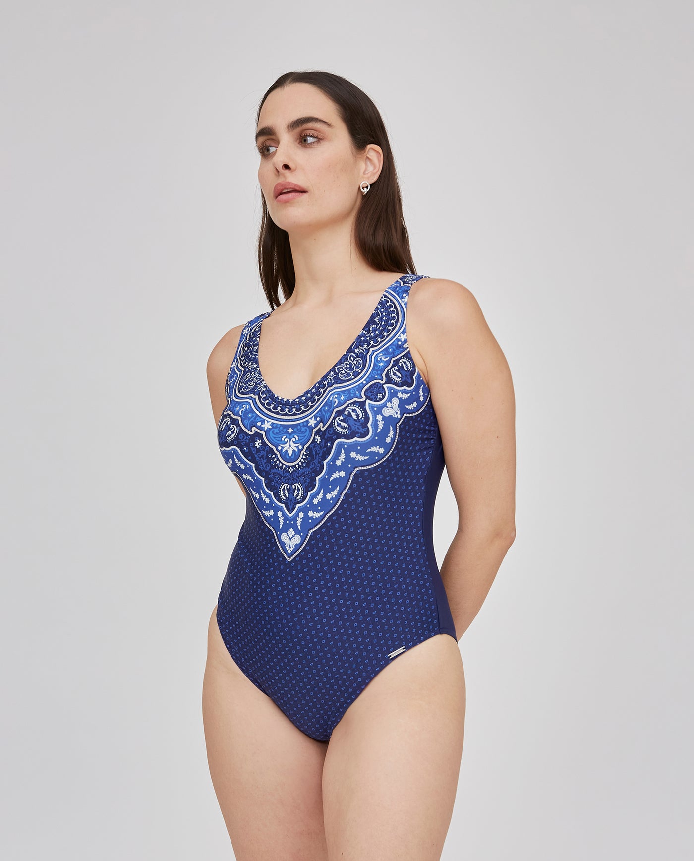 BAÑADOR CON ESTAMPADO POSICIONADO Y COPA AZUL MARINO