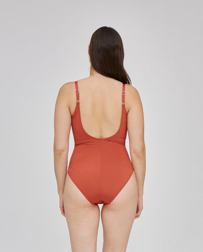 BAÑADOR ESCOTE PICO CON COPA Y DRAPEADO EN LATERAL  CARAMELO