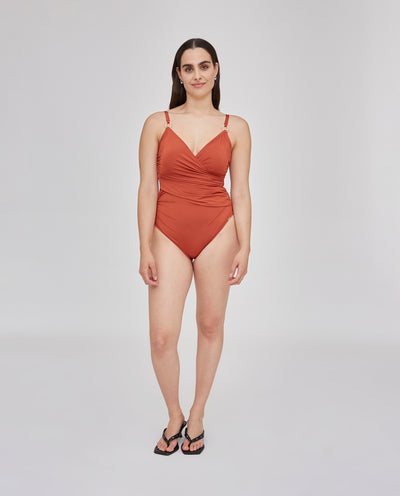 BAÑADOR ESCOTE PICO CON COPA Y DRAPEADO EN LATERAL  CARAMELO