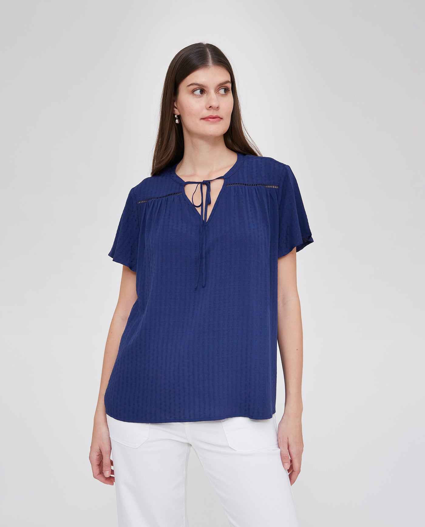 BLUSA ESCOTE PICO Y DETALLE ENTREDOS AZUL MARINO