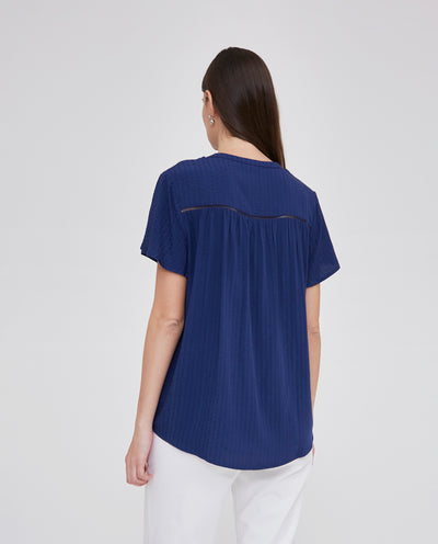 BLUSA ESCOTE PICO Y DETALLE ENTREDOS AZUL MARINO