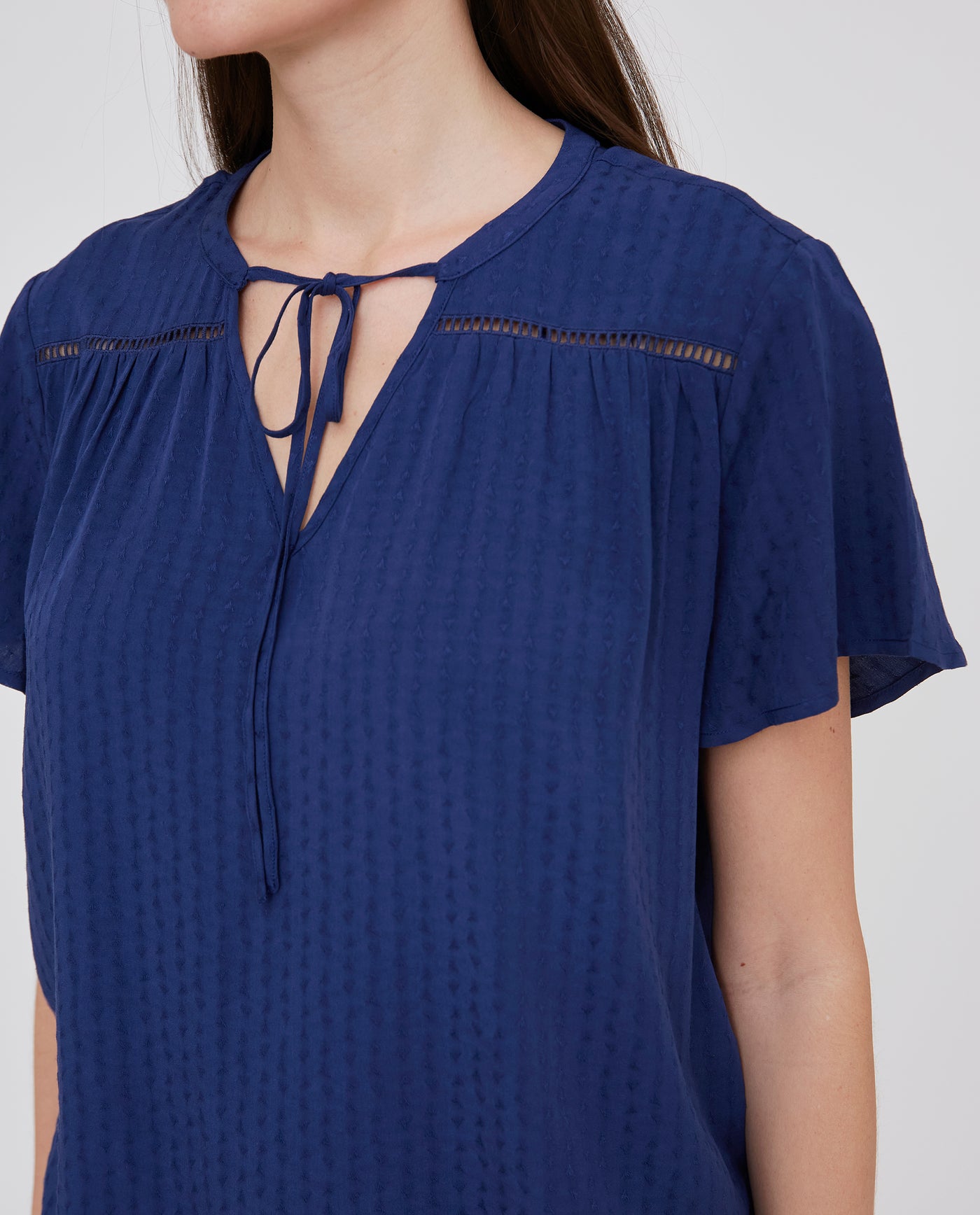 BLUSA ESCOTE PICO Y DETALLE ENTREDOS AZUL MARINO