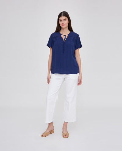 BLUSA ESCOTE PICO Y DETALLE ENTREDOS AZUL MARINO