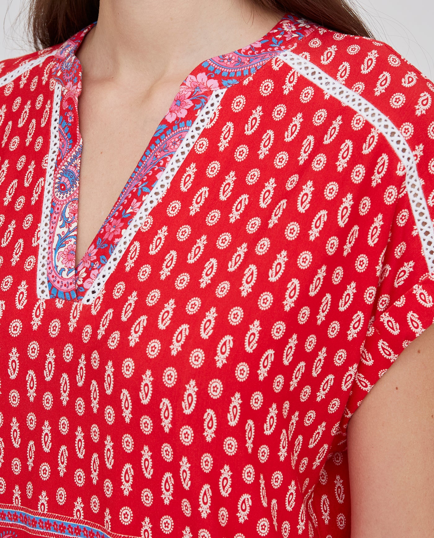 CAMISETA CUELLO MAO Y ENTREDOS EN CUELLO MAGENTA