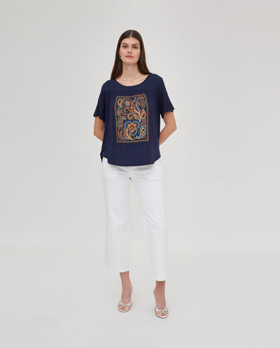 CAMISETA BIMATERIA CON ESTAMPADO POSICIONAL  AZUL OSCURO