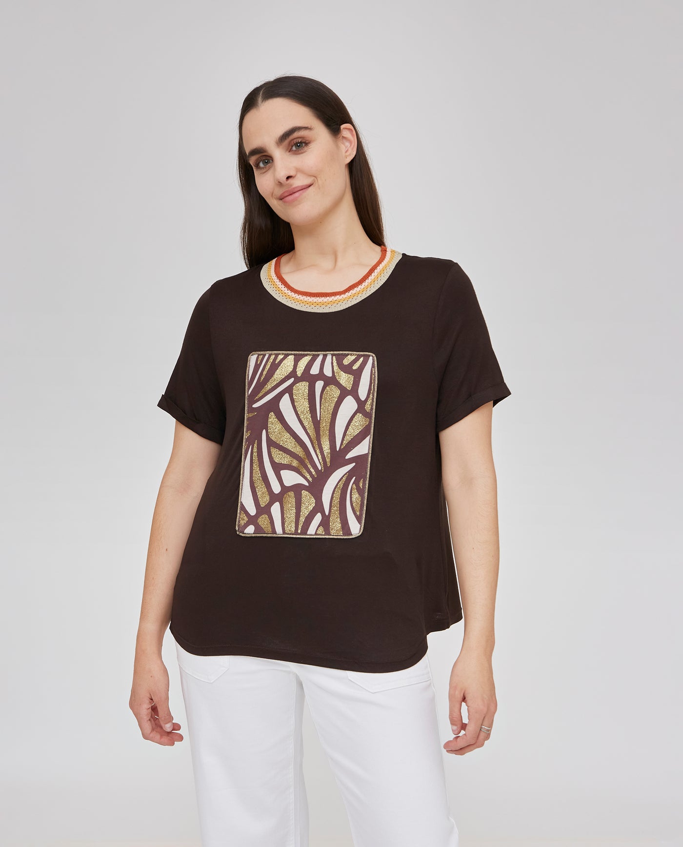 CAMISETA CUELLO CROCHET CON ESTAMPADO PARCHE EN DELANTERO MARRÓN