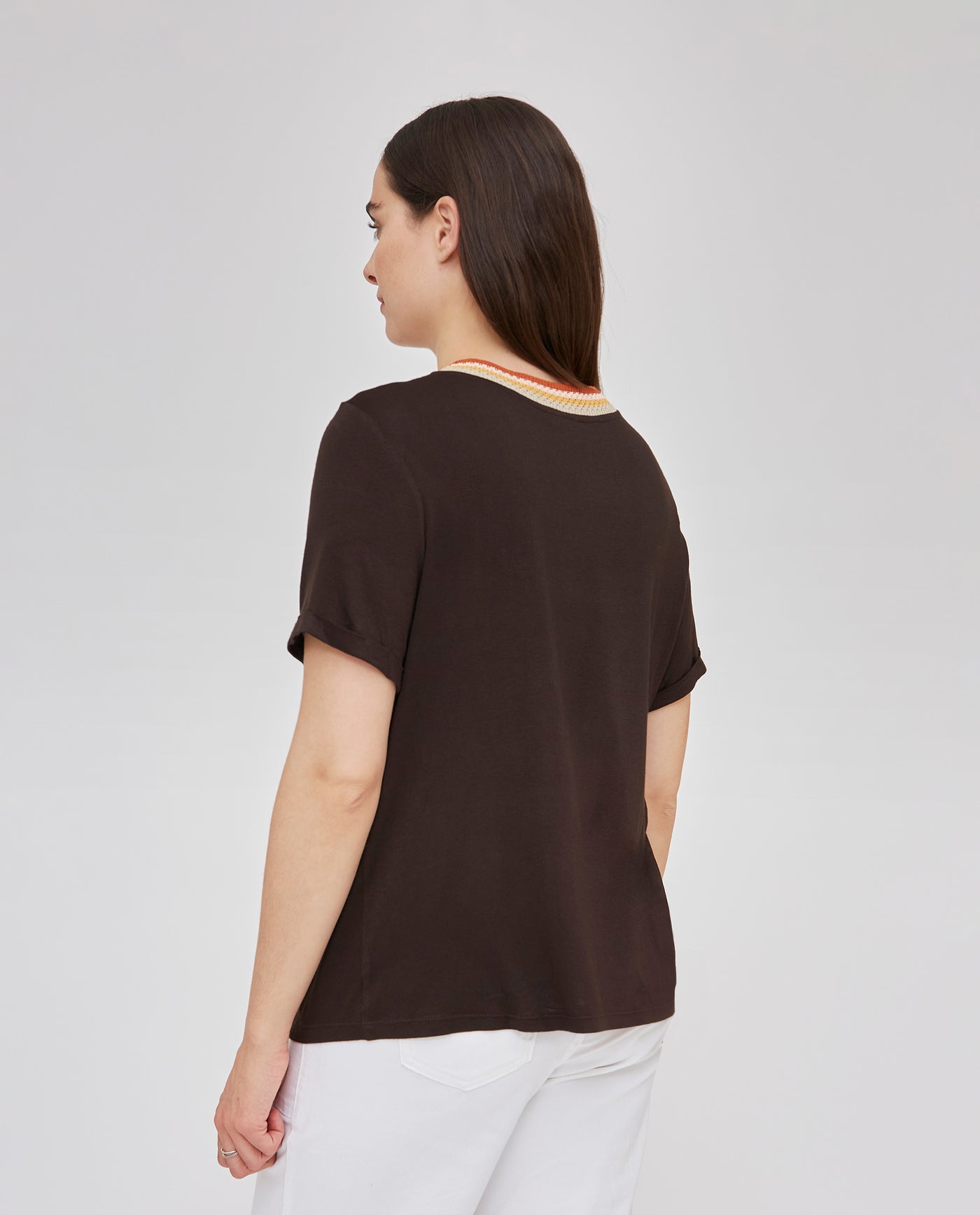 CAMISETA CUELLO CROCHET CON ESTAMPADO PARCHE EN DELANTERO MARRÓN