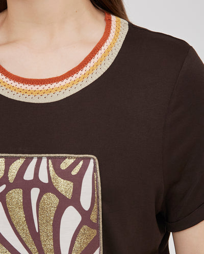 CAMISETA CUELLO CROCHET CON ESTAMPADO PARCHE EN DELANTERO MARRÓN