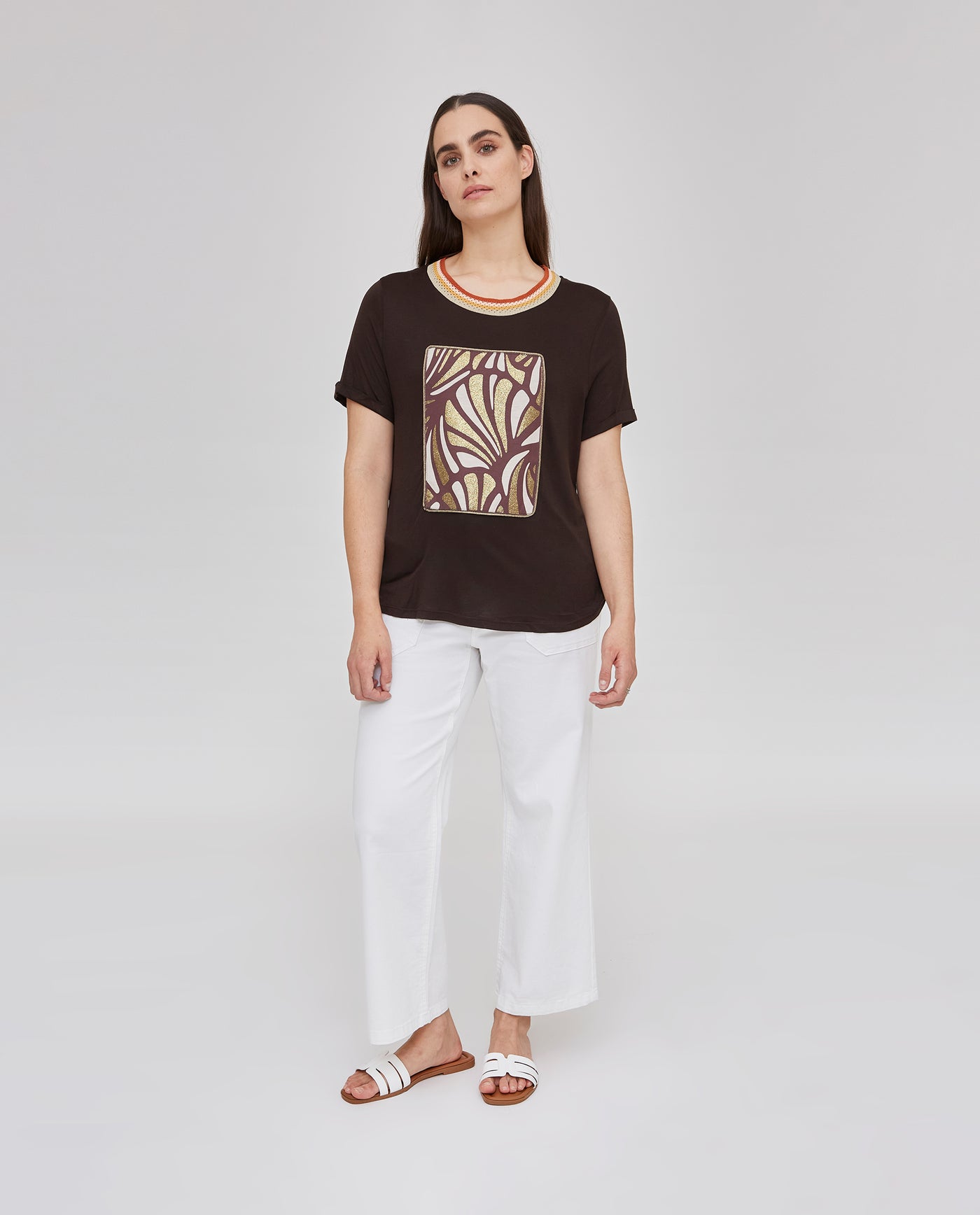 CAMISETA CUELLO CROCHET CON ESTAMPADO PARCHE EN DELANTERO MARRÓN