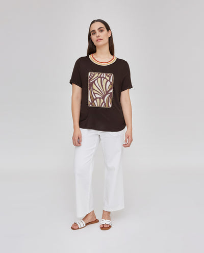 CAMISETA CUELLO CROCHET CON ESTAMPADO PARCHE EN DELANTERO MARRÓN