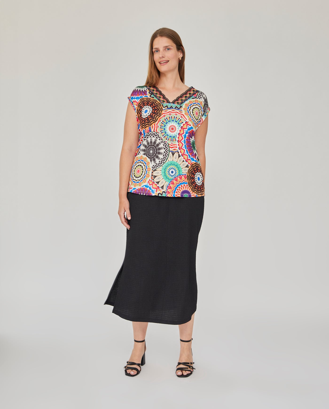 CAMISETA ESTAMPADA ESCOTE PICO CON PUNTILLA MULTICOLOR
