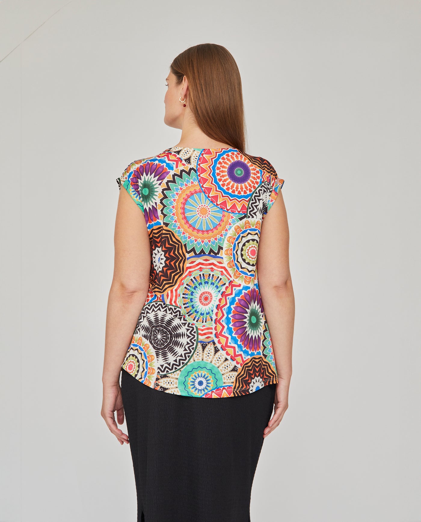 CAMISETA ESTAMPADA ESCOTE PICO CON PUNTILLA MULTICOLOR