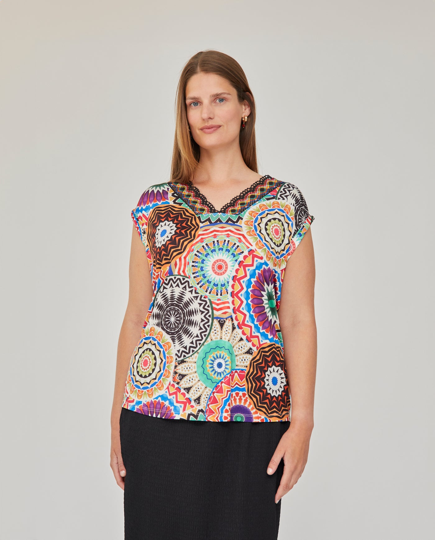 CAMISETA ESTAMPADA ESCOTE PICO CON PUNTILLA MULTICOLOR