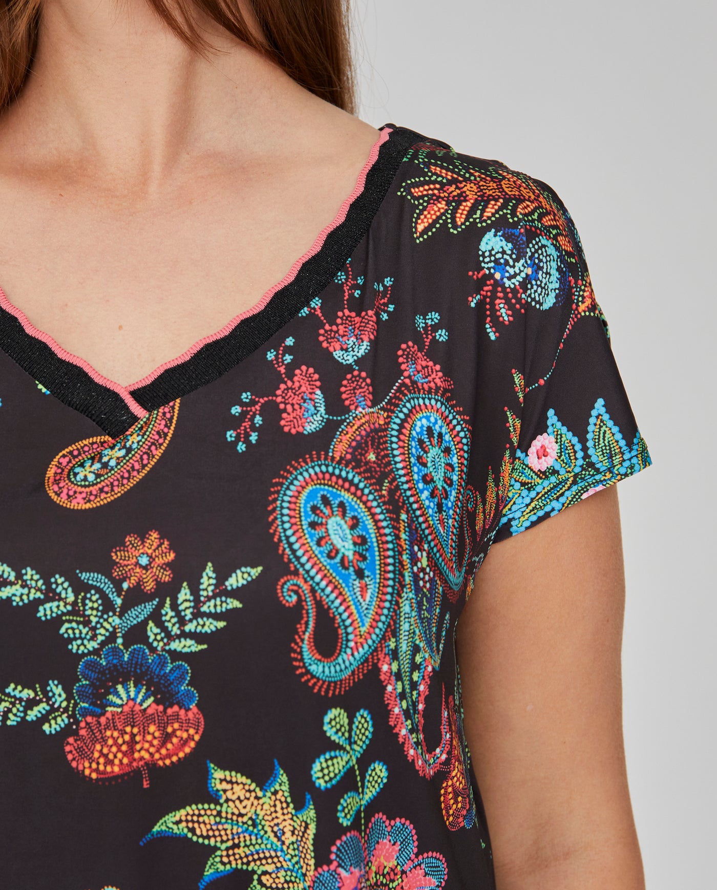 CAMISETA ESTAMPADA CON ESCOTE PICO NEGRO