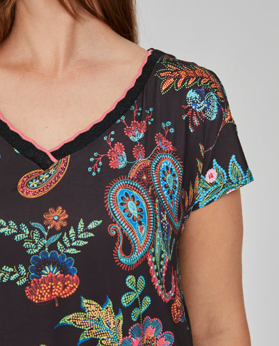 CAMISETA ESTAMPADA CON ESCOTE PICO NEGRO