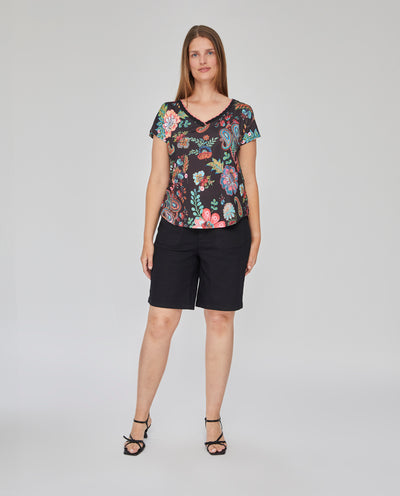 CAMISETA ESTAMPADA CON ESCOTE PICO NEGRO