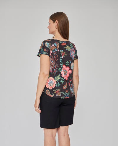 CAMISETA ESTAMPADA CON ESCOTE PICO NEGRO
